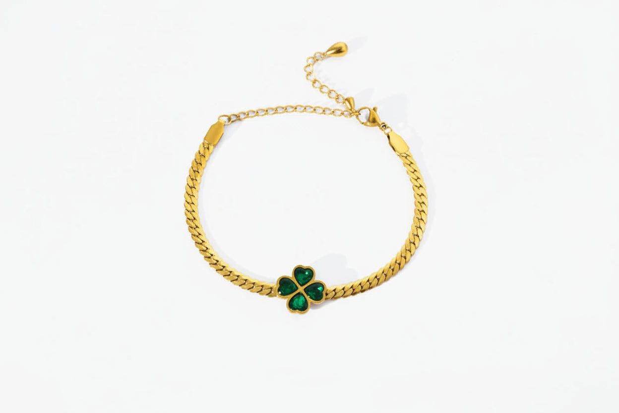 Bracelet Maëlys – Trèfle cristal vert, un symbole de chance et d’élégance.