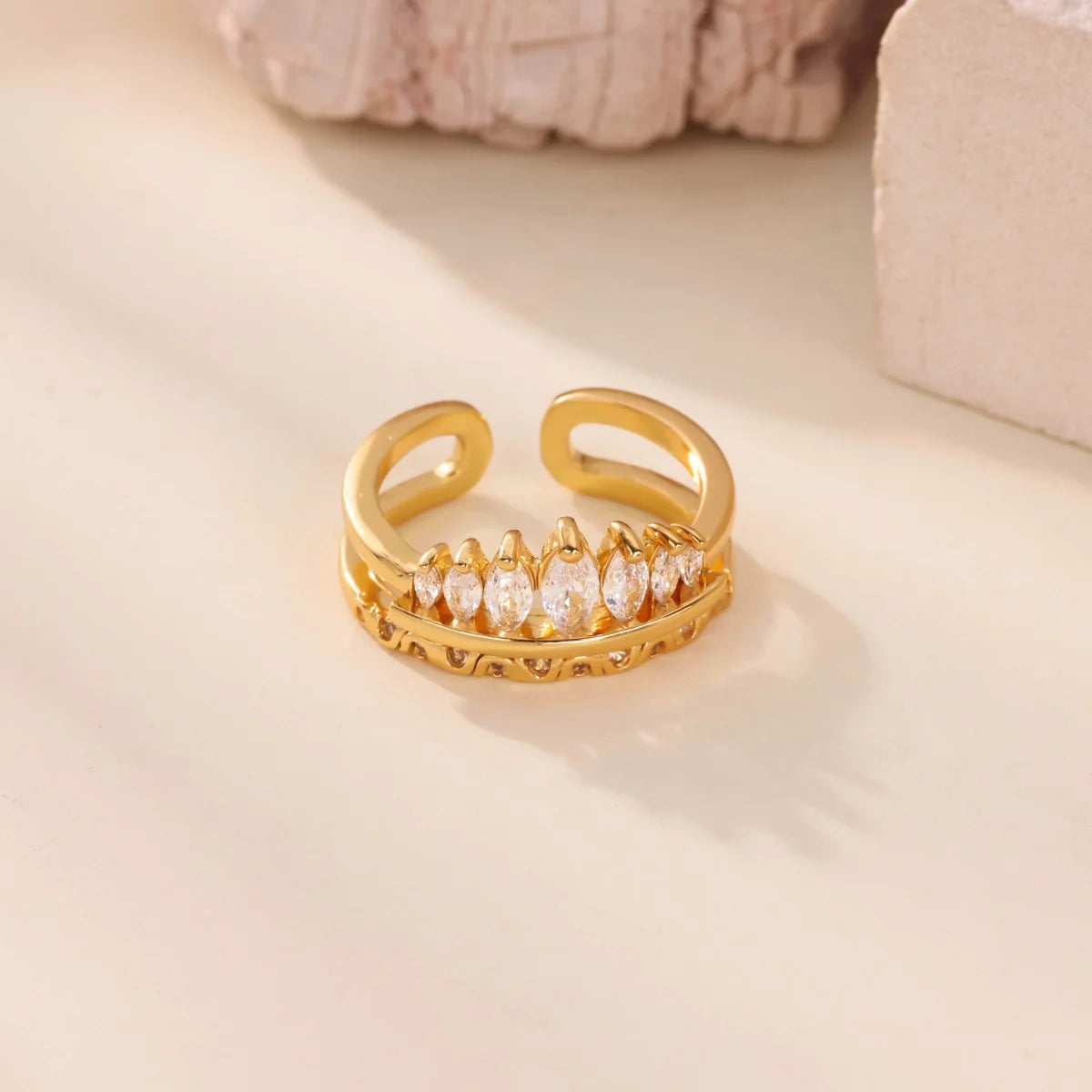 Bague Lana – Design moderne et bohème, plaqué or 18K & Zircons brillant