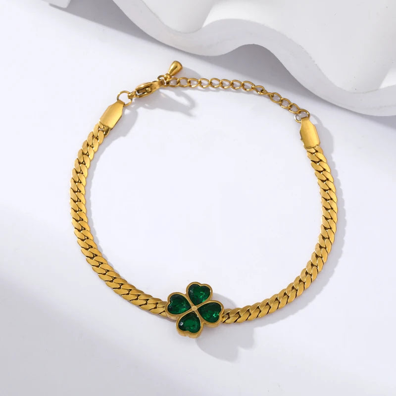 Bracelet Maëlys – Trèfle cristal vert, un symbole de chance et d’élégance.