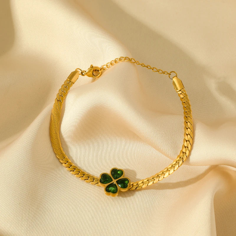 Bracelet Maëlys – Trèfle cristal vert, un symbole de chance et d’élégance.